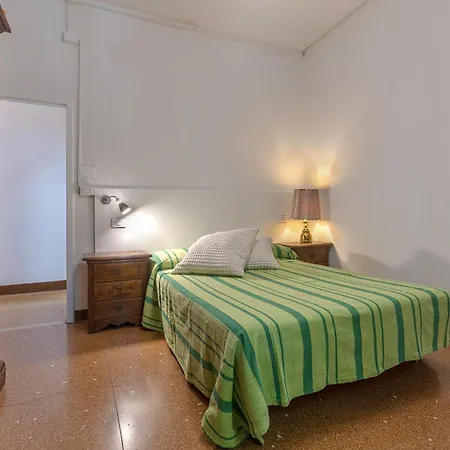 Guesthost - Gina's Garden X4 Apartment