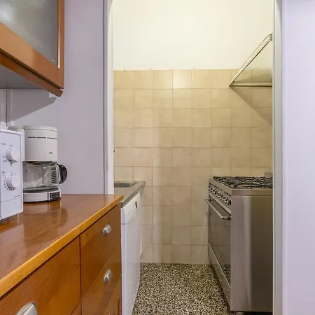 Guesthost - Gina's Garden X4 *