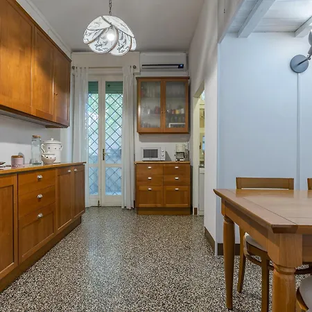 Guesthost - Gina's Garden X4 Apartment