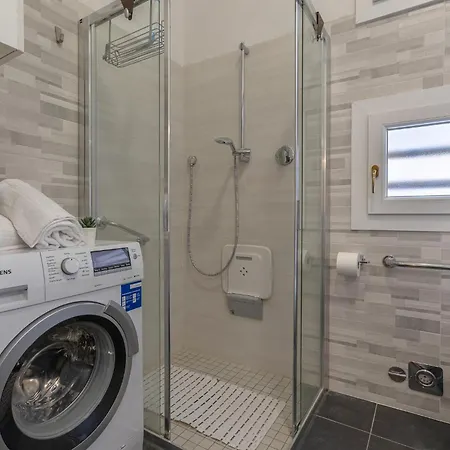 Guesthost - Gina's Garden X4 Apartment *